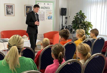 Farský vikár Peter Hegyi priblížil žiakom v knižnici posolstvo Veľkej noci - titulný obrázok