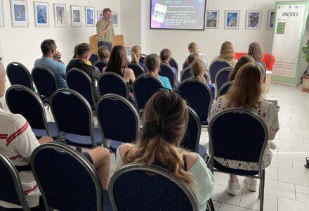 Prezident FC UNION NOVÉ ZÁMKY – Womans Soccer Club Peter Bábin predstavil v knižnici históriu a úspechy klubu - titulný obrázok