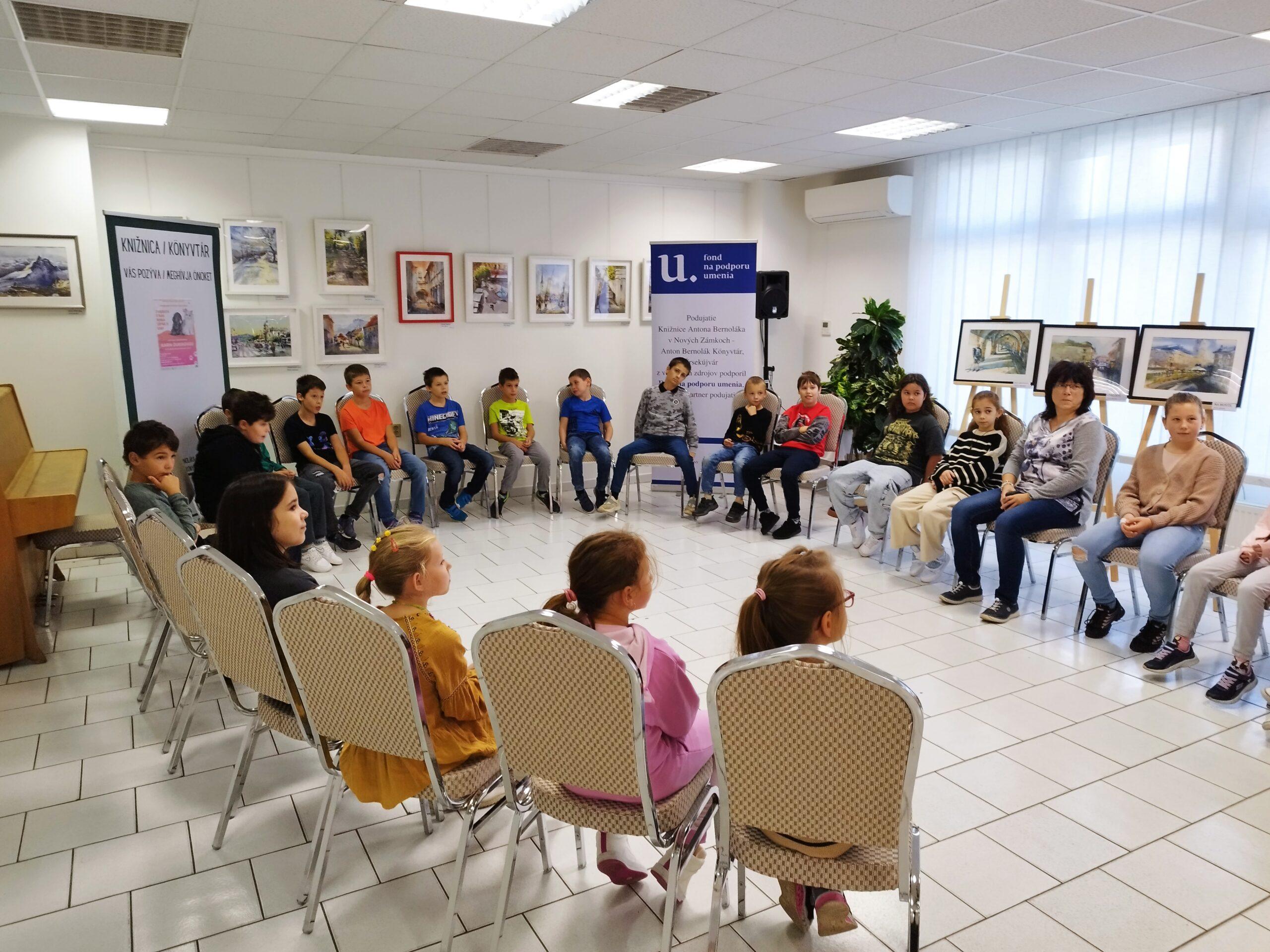 Deti zažili v knižnici doobedie plné smiechu a radosti v spoločnosti dvoch hravých šteniatok - titulný obrázok