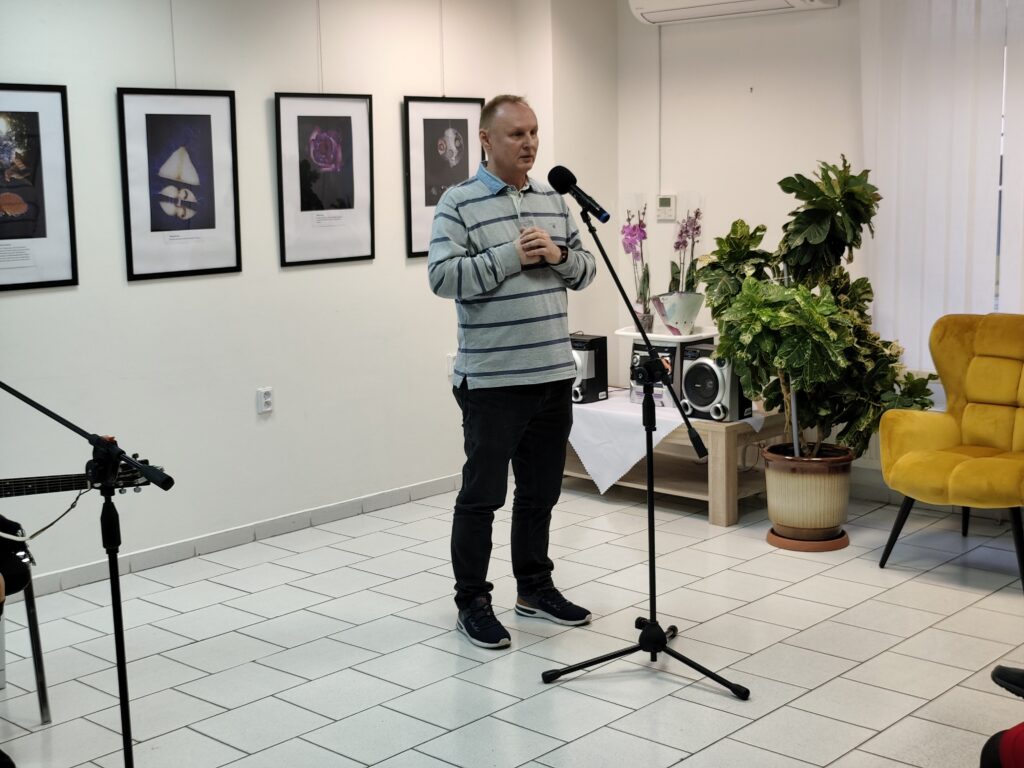 Scény, scenérie, inscenované príbehy vo fotografiách